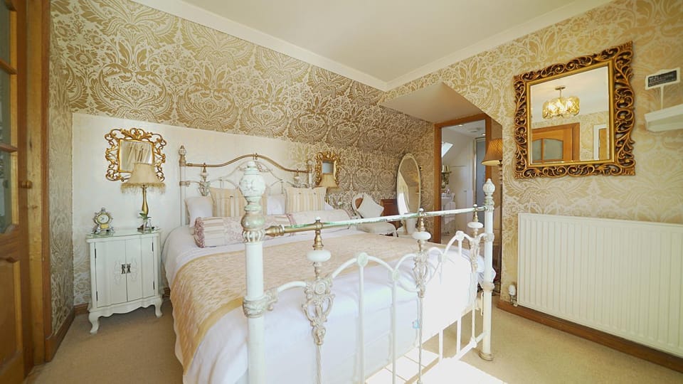 The Old Tramhouse Self Catering Traditional Charming Apartments Located In The Heart Of Historic Stirling For Short-Long Stays In Stirling For Tourism & Events & Contractor Base Stays For Central Belt Area & Open To Book All Year Round Apartment in Stirling