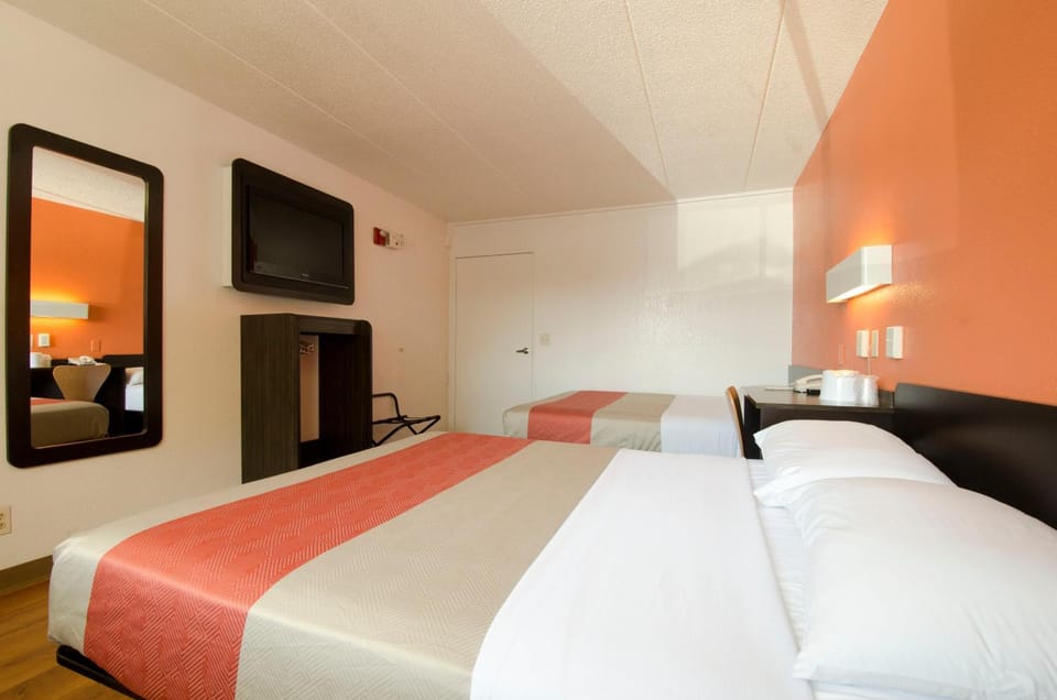 Bed, TV and multimedia, Bedroom