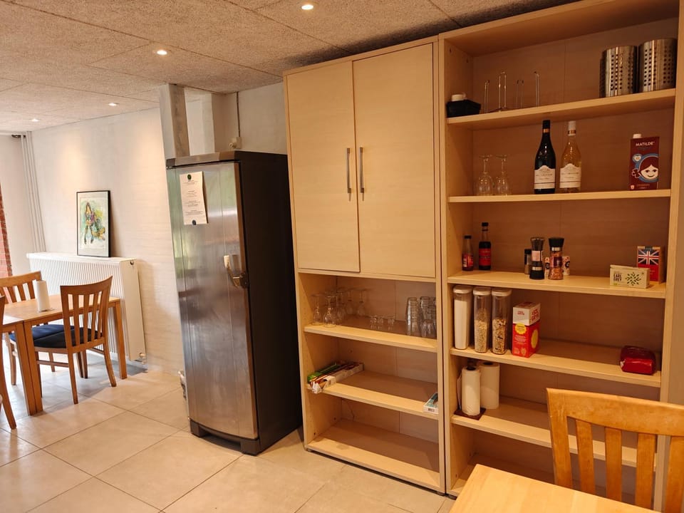 Kitchen or kitchenette, Food and drinks, Dining area, oven