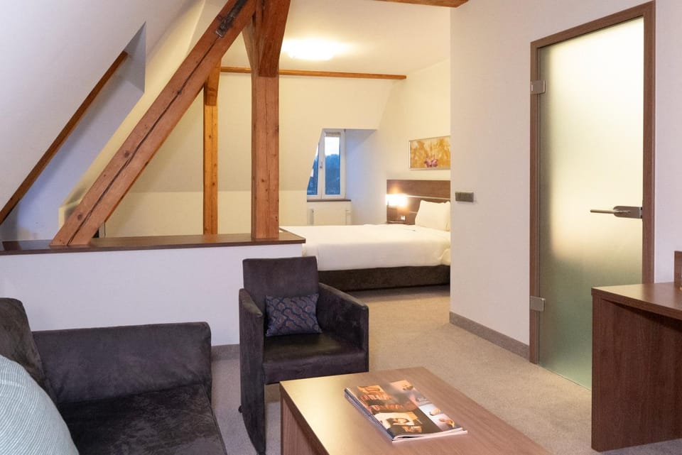 Bed, Living room, Photo of the whole room, Seating area