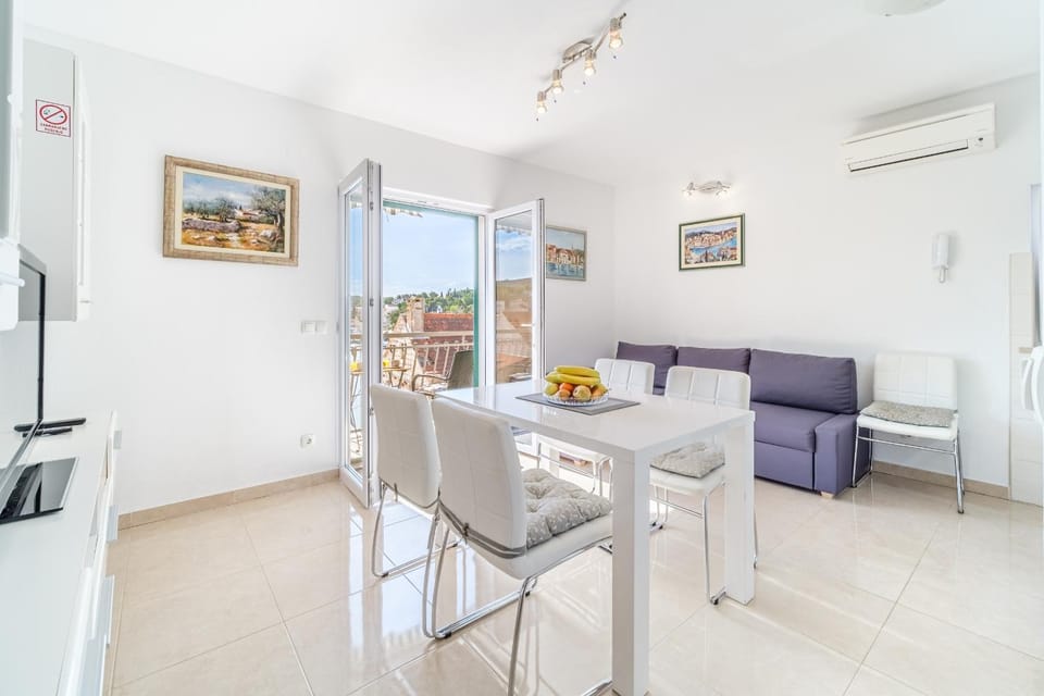 Living room, Seating area, Dining area, air conditioner