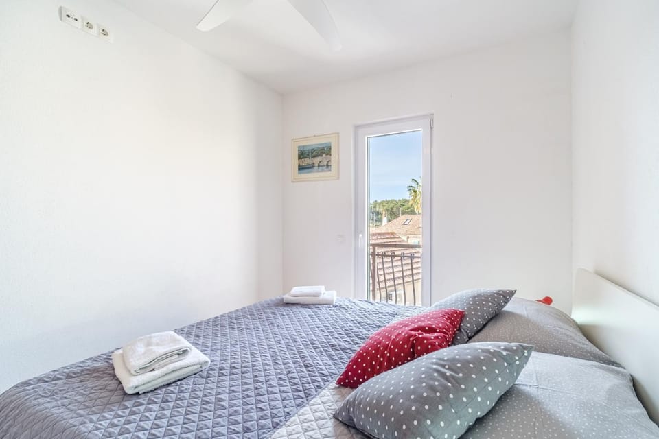 Bed, Photo of the whole room, Bedroom, towels
