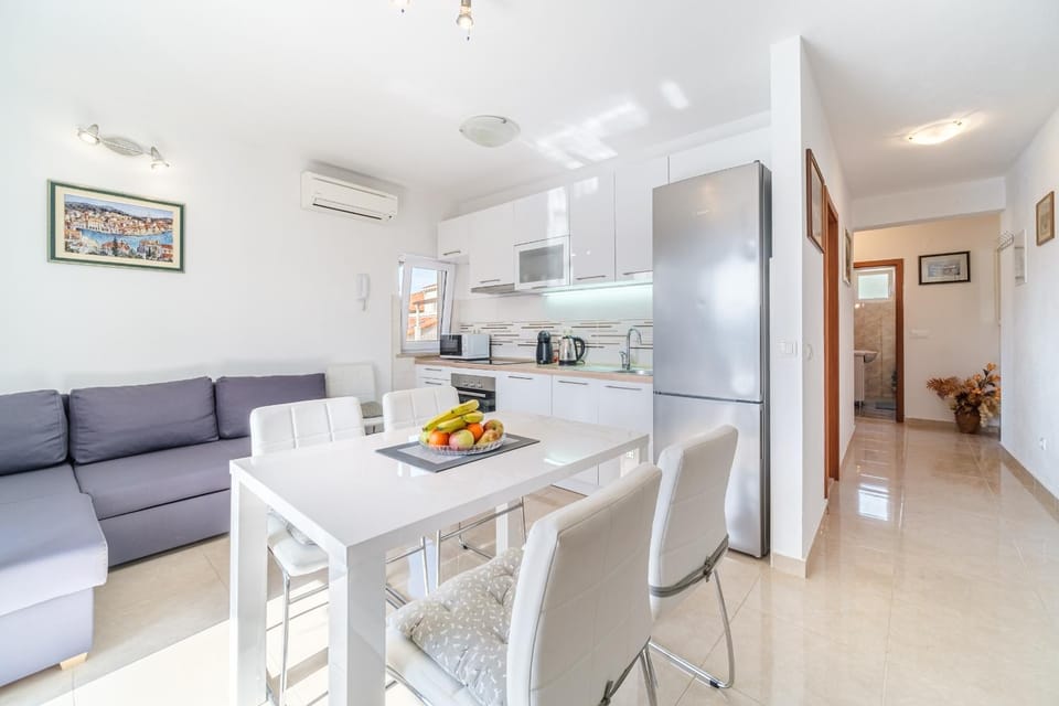 Kitchen or kitchenette, Living room, Seating area, Dining area, pet friendly, stove