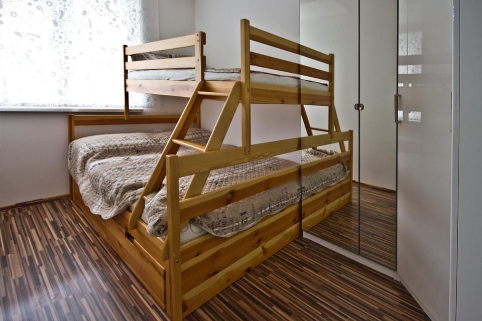 Bedroom, bunk bed