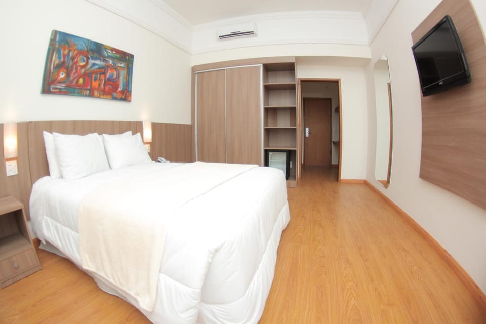 Bed, TV and multimedia, Photo of the whole room, Bedroom, wardrobe