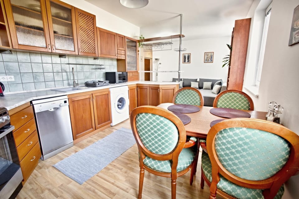 Kitchen or kitchenette, Dining area, Communal kitchen