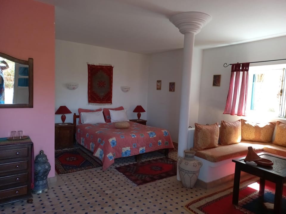 Bed, Living room, Photo of the whole room, Seating area, Bedroom