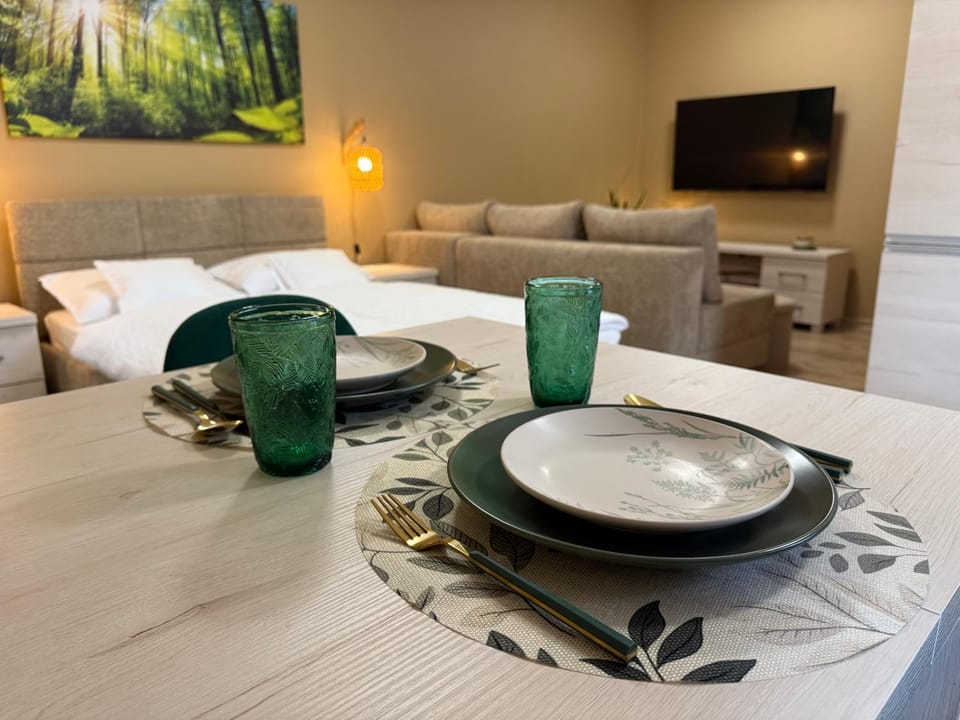 Bed, TV and multimedia, Living room, Photo of the whole room, Seating area, Dining area, Bedroom