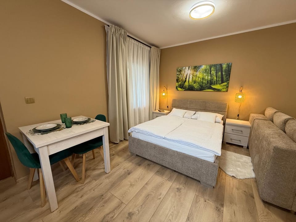 Bed, Photo of the whole room, Seating area, Bedroom