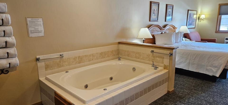 Hot Tub, Bedroom