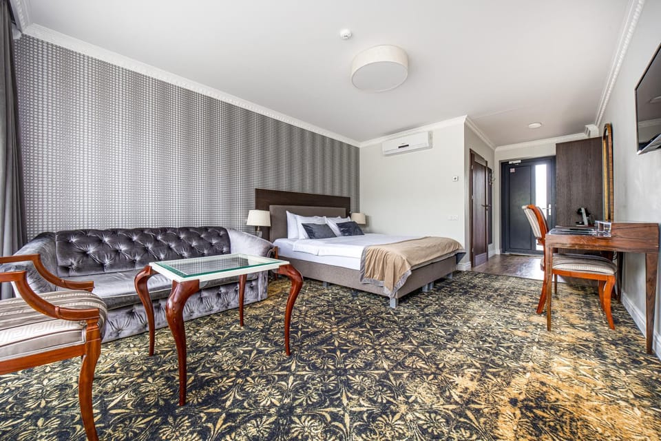 Bed, Living room, Photo of the whole room, Bedroom, air conditioner