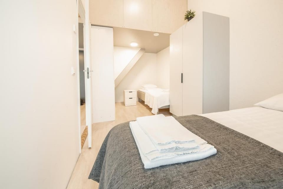 Bed, Bedroom, towels