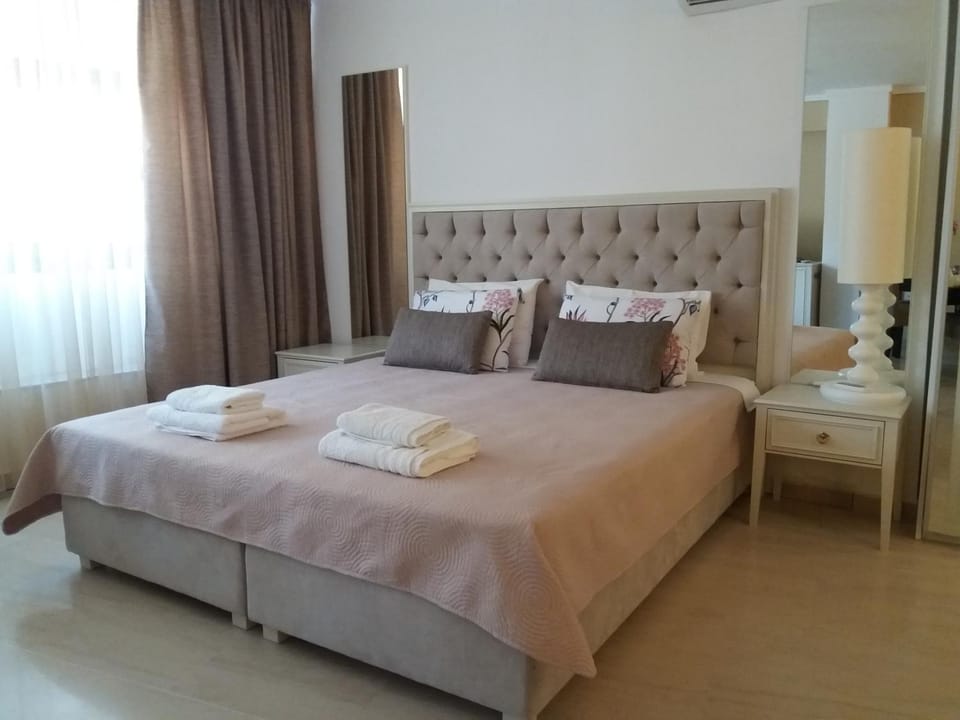 Bed, Photo of the whole room, Bedroom, towels