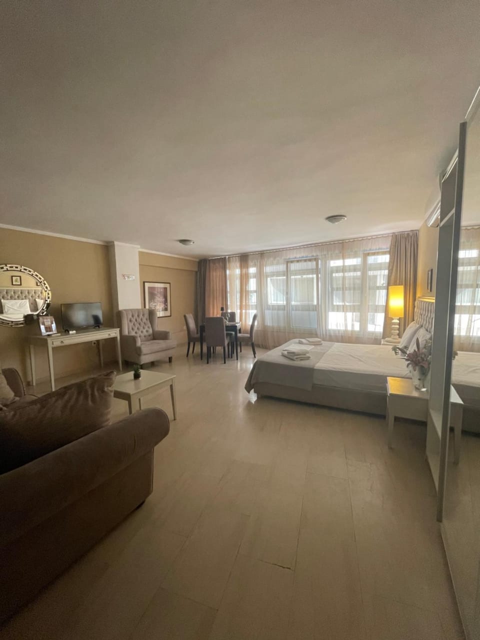 Bed, TV and multimedia, Living room, Photo of the whole room, Seating area, Bedroom