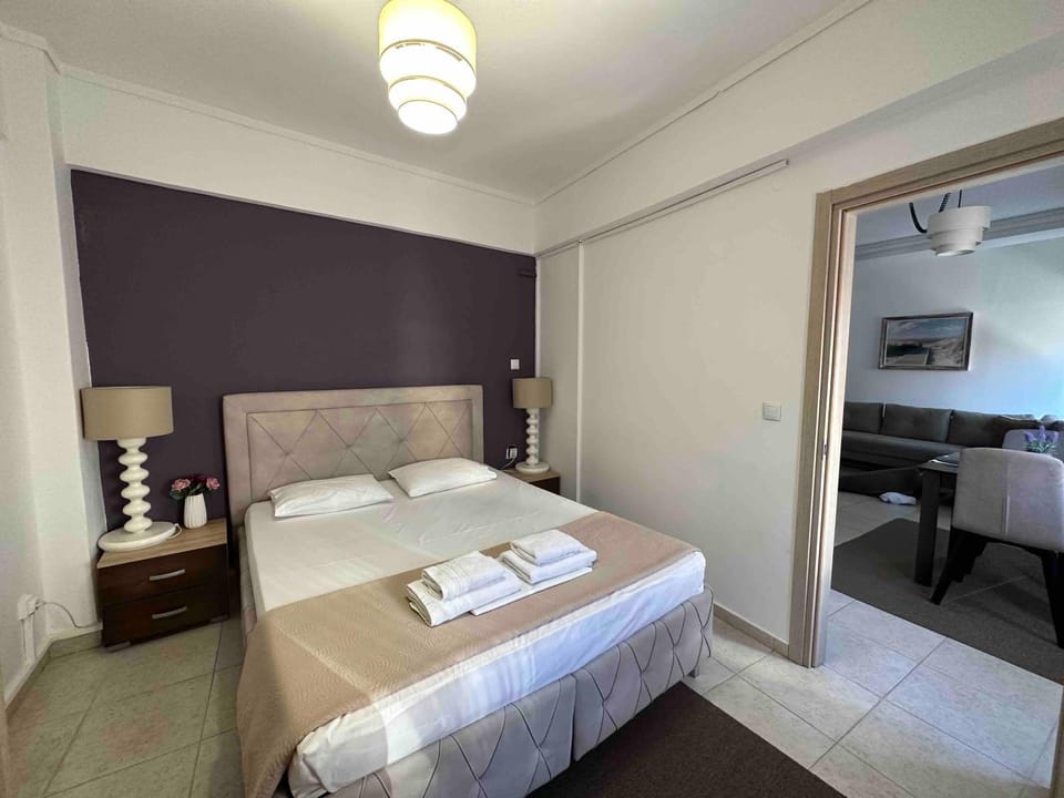 Bed, Photo of the whole room, Bedroom, towels