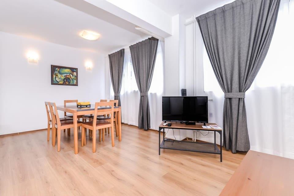 Communal lounge/ TV room, TV and multimedia, Living room, Seating area, Dining area