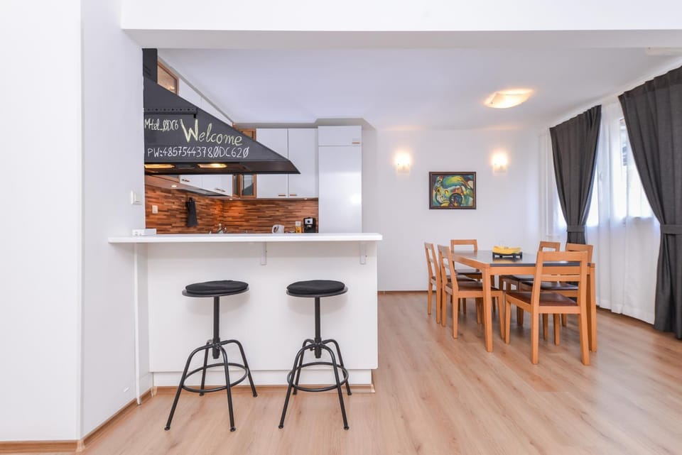 TV and multimedia, Kitchen or kitchenette, Living room, Lounge or bar, Seating area, Dining area