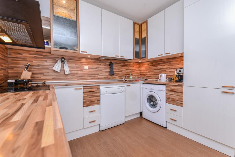 Kitchen or kitchenette, oven, stove, washing machine