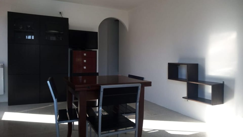 Kitchen or kitchenette, Living room, Seating area, Dining area