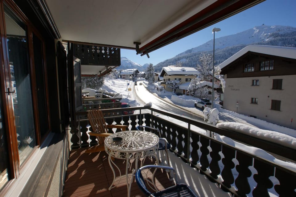 Balcony/Terrace, Mountain view, Street view
