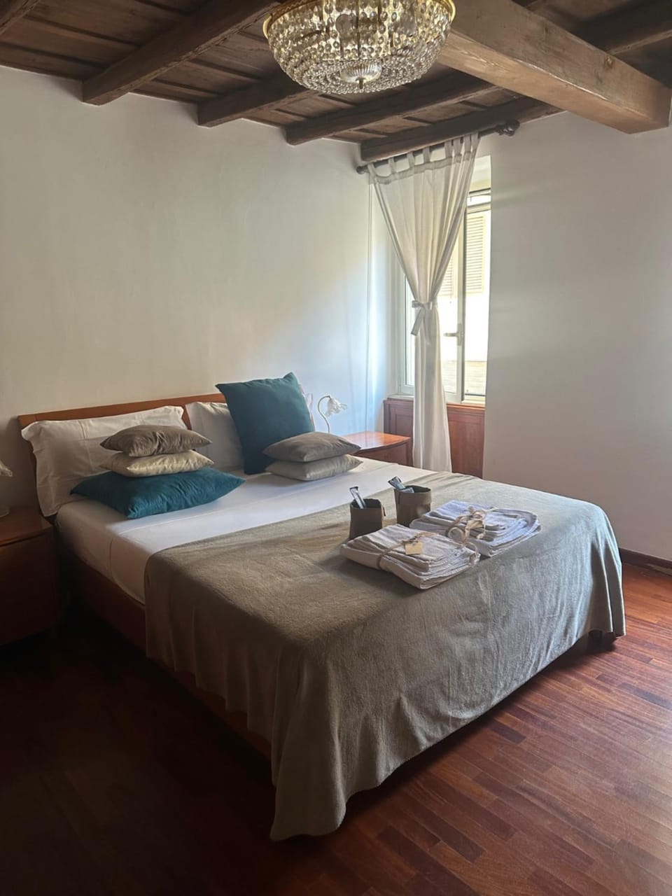 Bed, Bedroom, towels