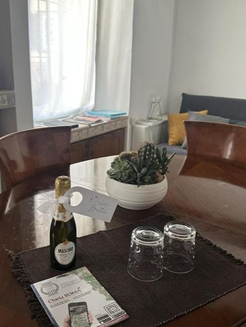 Living room, Food and drinks, Seating area