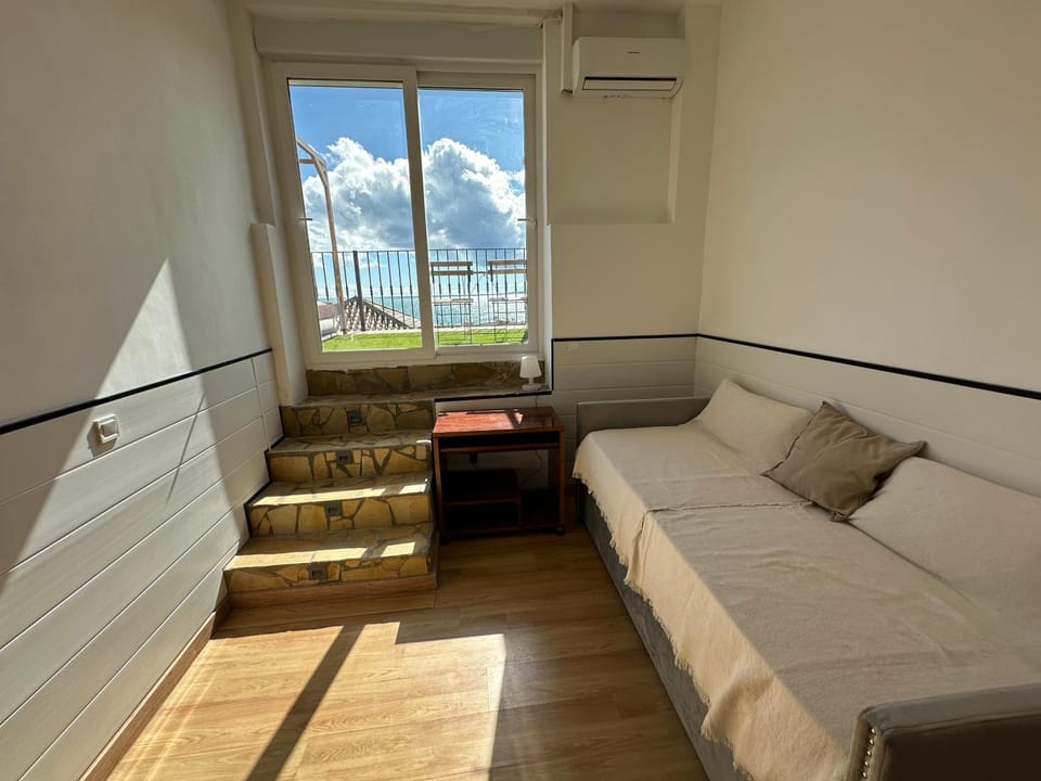 View (from property/room), Balcony/Terrace, Living room, Seating area