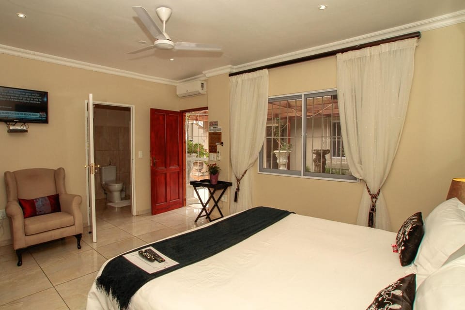 Photo of the whole room, Decorative detail