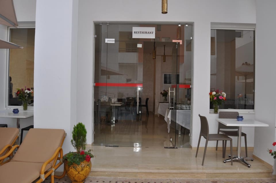 Patio, Restaurant/places to eat, Breakfast, Continental breakfast, Lunch