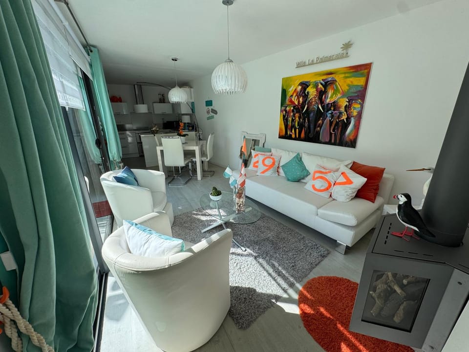 TV and multimedia, Kitchen or kitchenette, Living room, Seating area, Dining area