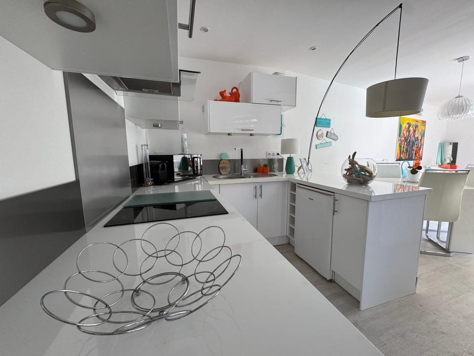 Kitchen or kitchenette, dishwasher