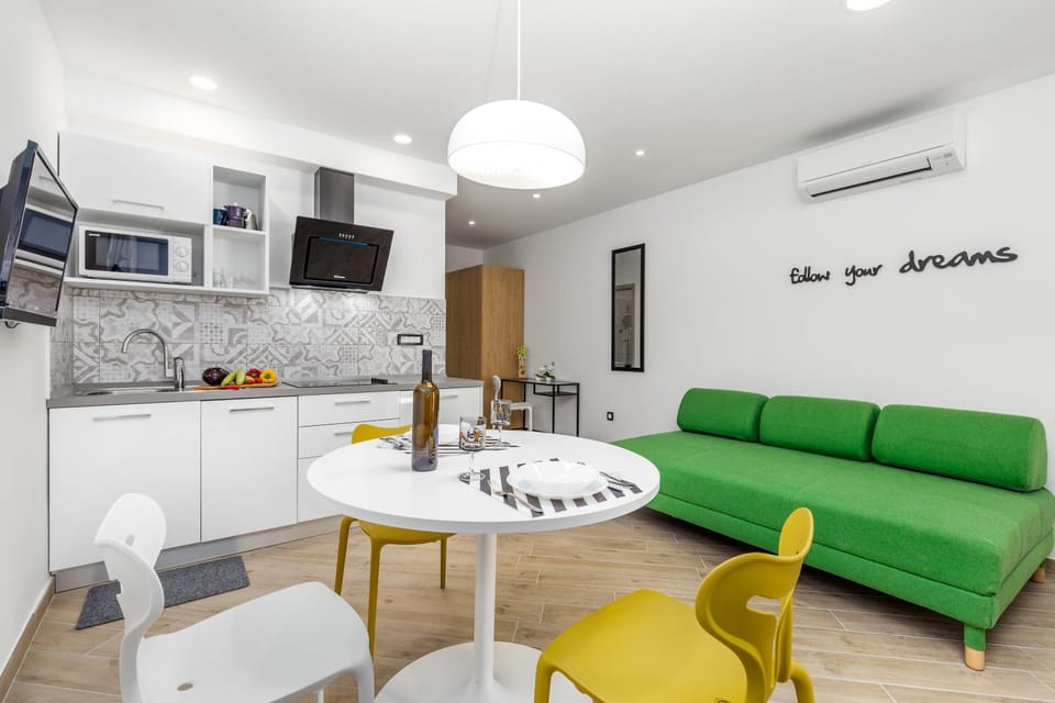 TV and multimedia, Kitchen or kitchenette, Living room, Seating area, Dining area, oven, air conditioner