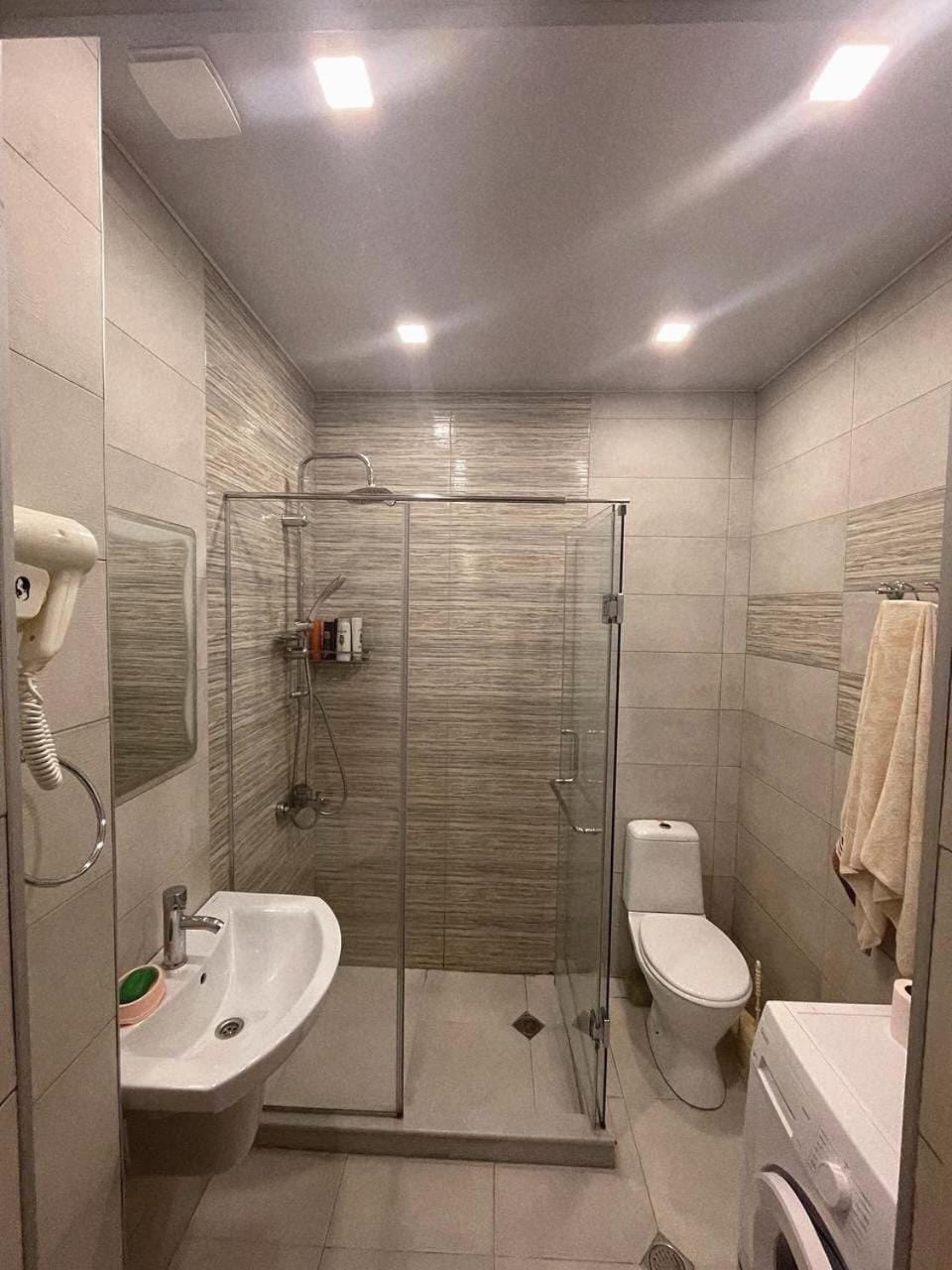 Shower, Toilet, Bathroom, towels