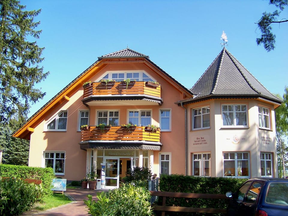 Facade/entrance, Spring, Day, Summer, Balcony/Terrace, On site