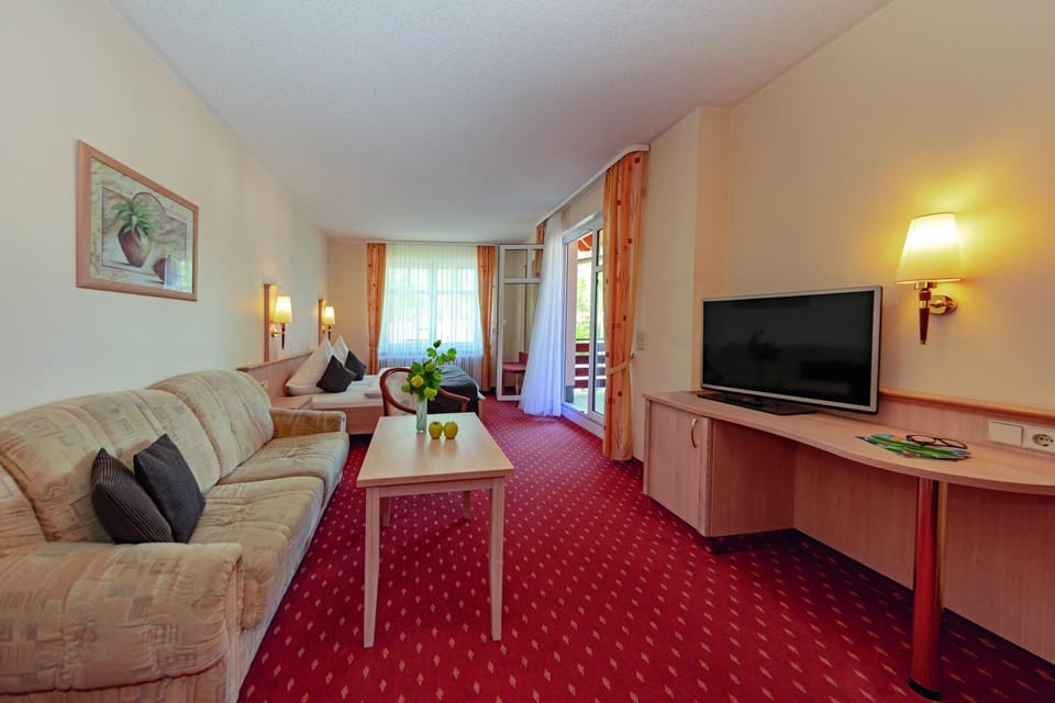 Shower, Toilet, Day, Bathroom, Balcony/Terrace, Balcony/Terrace, Kitchen or kitchenette, Seating area, Garden view, Garden view