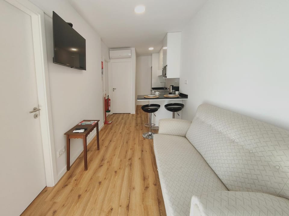 TV and multimedia, Kitchen or kitchenette, Living room, Seating area