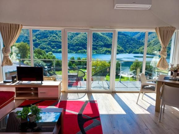 Communal lounge/ TV room, Natural landscape, Seating area