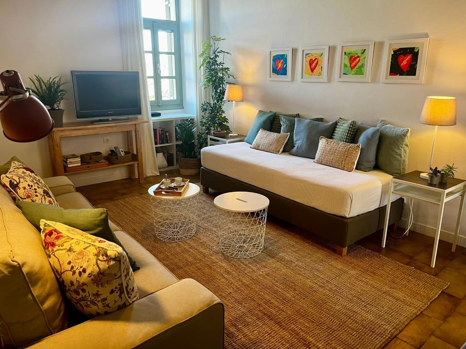 Bed, TV and multimedia, Living room, Seating area
