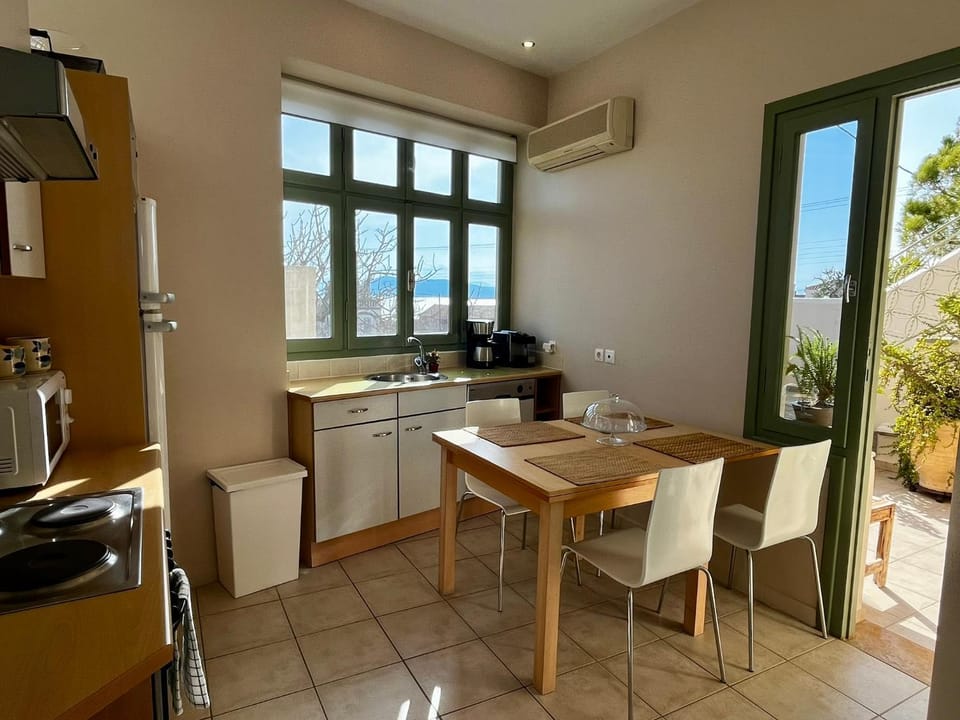 Kitchen or kitchenette, Dining area, minibar, pet friendly, stove, air conditioner