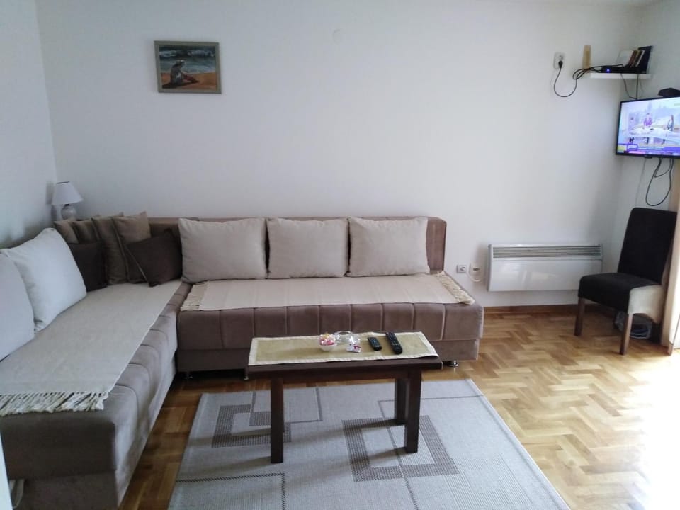 TV and multimedia, Living room, Seating area, Evening entertainment, internet