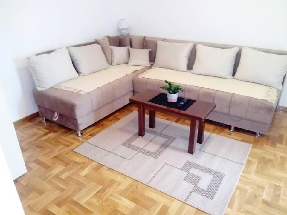 Bed, TV and multimedia, Living room, Seating area, Bedroom, Family