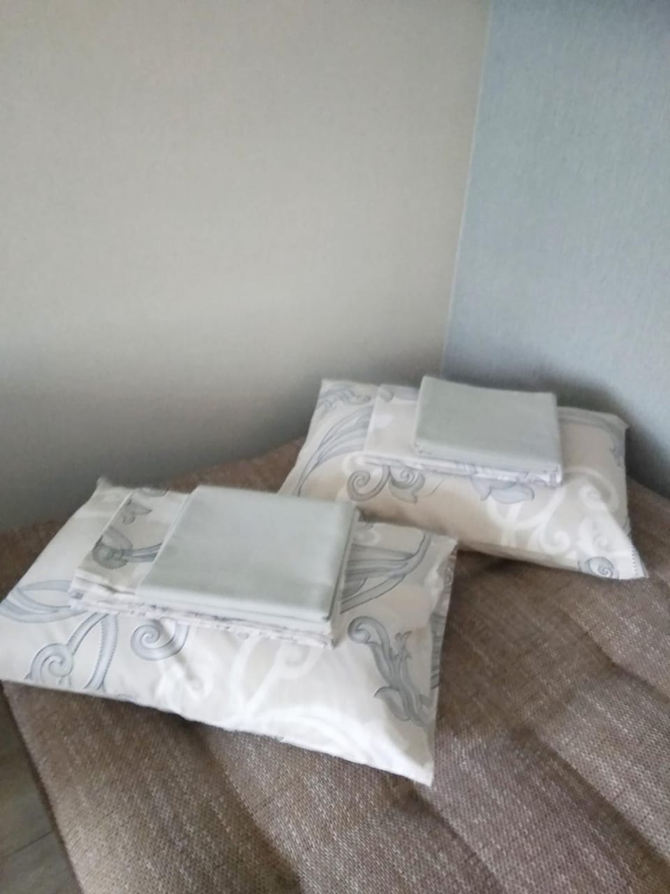 Bed, Seating area