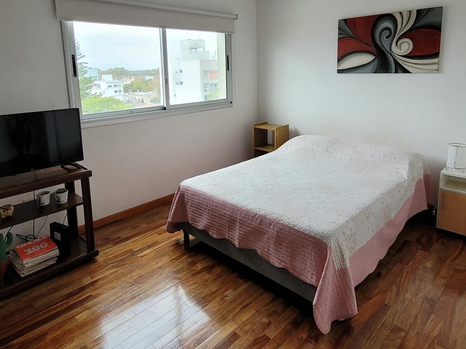 Bed, TV and multimedia, Evening entertainment, Bedroom