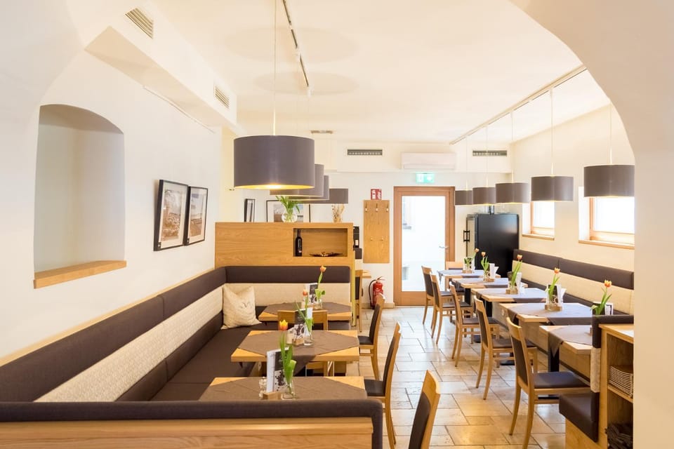 Restaurant/places to eat, Internal: Not applicable to any particular room