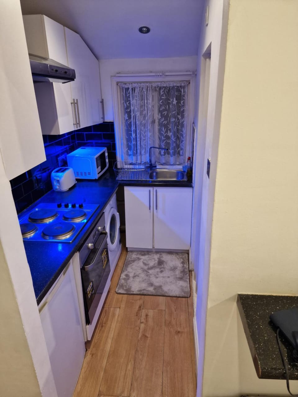 Kitchen or kitchenette, minibar, oven, stove