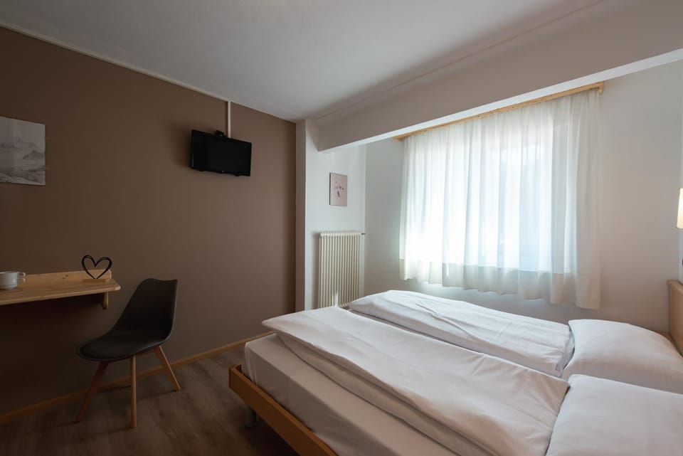 Bed, TV and multimedia, Bedroom