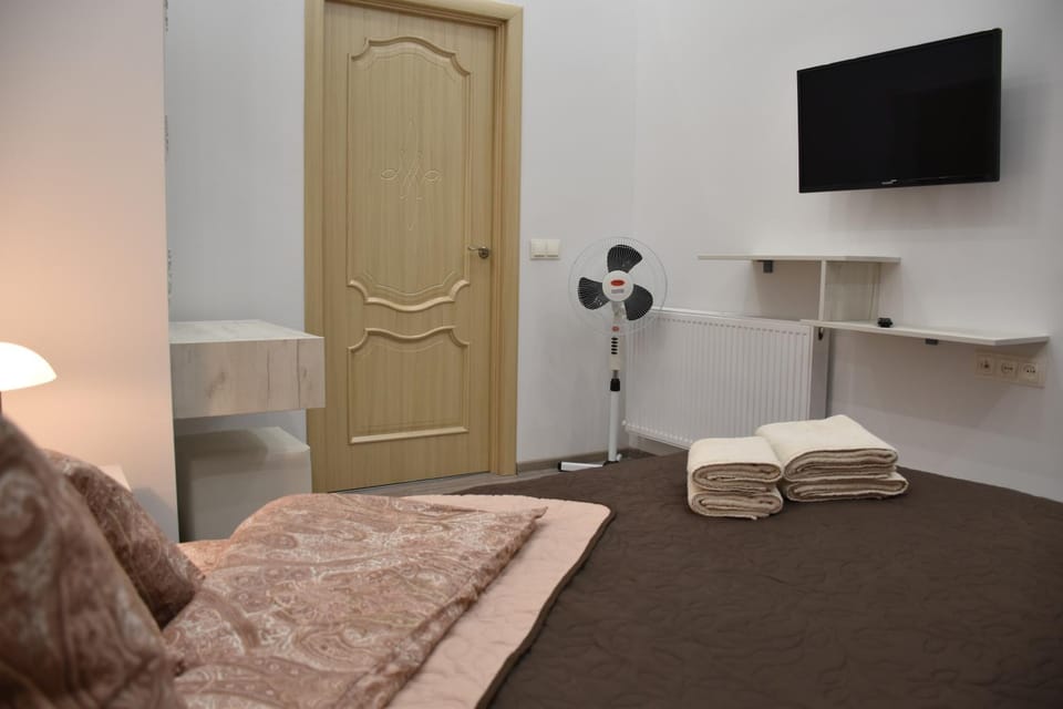 TV and multimedia, Photo of the whole room, Bedroom