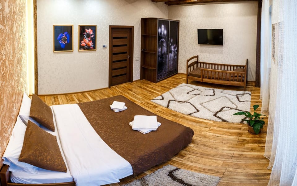 Bedroom, cot