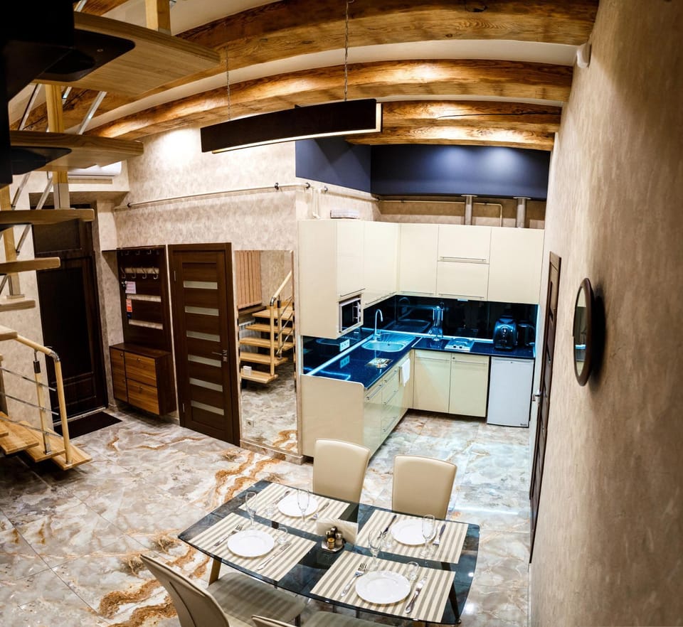 Kitchen or kitchenette, Dining area