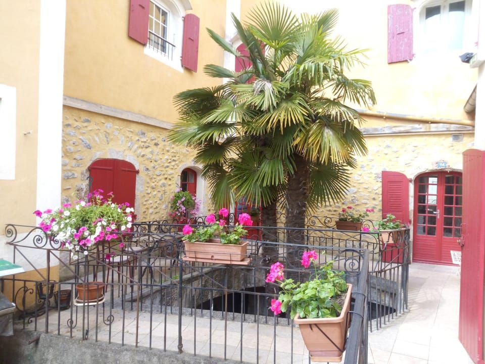 Facade/entrance, Spring